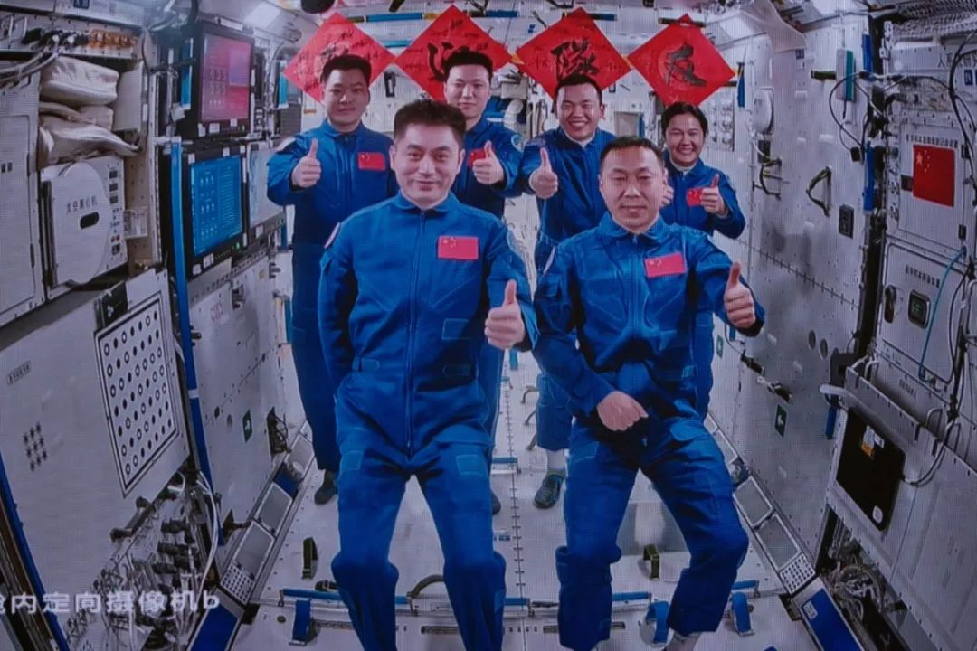 神舟十九號3名航天員順利進駐中國空間站，與神舟十八號乘組“太空會師”。中國載人航天工程辦公室供圖